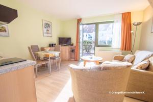 een woonkamer met een bank en een tafel bij Ferienwohnung Seestraße 67 in Zingst