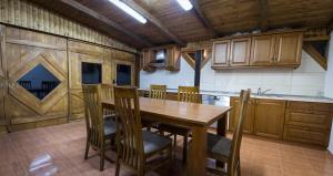 - une cuisine avec une table en bois et des placards en bois dans l'établissement Kuca za odmor Poppke, à FeriÄanci