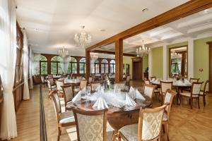 Restauracja lub miejsce do jedzenia w obiekcie Palac Mortegi Hotel & SPA- Restauracja Szlachecka, SPA, Basen, Sauny, Jazda Konna, Mini Zoo- Luksus, Relaks i Przyroda w jednym!