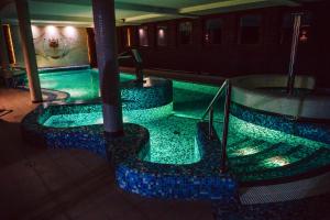 Basen w obiekcie Palac Mortegi Hotel & SPA- Restauracja Szlachecka, SPA, Basen, Sauny, Jazda Konna, Mini Zoo- Luksus, Relaks i Przyroda w jednym! lub w pobliżu