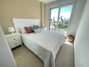 Łóżko lub łóżka w pokoju w obiekcie Viviendas Vacacionales ENTREPLAYAS Foz
