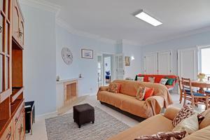 ヴィラモウラにあるVilamoura Main Avenue by Homingのソファと暖炉のあるリビングルーム