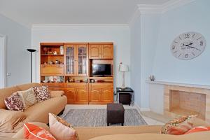 ヴィラモウラにあるVilamoura Main Avenue by Homingのソファと暖炉のあるリビングルーム +14枚の写真