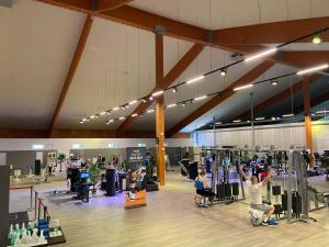 un gimnasio con la gente ejercitándose sobre máquinas en él en Luxus Apartment II - Netflix & Gym, en Reken