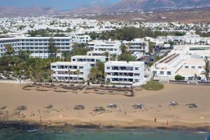 Una vista aérea de una playa y edificios. en Costa Luz 5 Trioblancos, en Tías