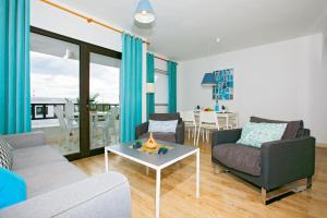 una sala de estar con un sofá y una mesa en Costa Luz 5 Trioblancos, en Tías