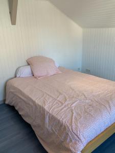 Een bed of bedden in een kamer bij Maison périgueux quartier Barnabé