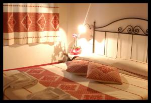 uma cama com duas almofadas num quarto em Country House S'Ozzastru em Dorgali
