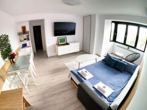 Splendid view في سوسيفا: غرفة معيشة صغيرة مع سرير وطاولة