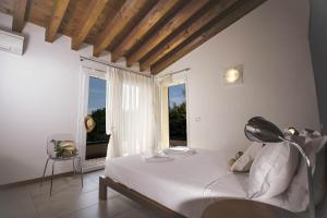 - une chambre avec un lit et une grande fenêtre dans l'établissement Residence San Carlo, à Gargnano