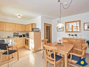 StubbenfeldeVilla Maria Gabriele Whg 06的厨房兼餐厅，配有桌椅