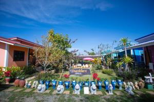 a garden of penguins in front of a house at บ้านเขาค้อริมธาร in Ban Non Na Yao