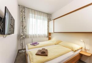 una camera con letto e TV a schermo piatto di Easyapartments Riverside a Salisburgo