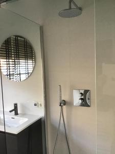 ein Bad mit einem Waschbecken und einem Spiegel in der Unterkunft Chic appartement in Sas van Gent in Sas van Gent