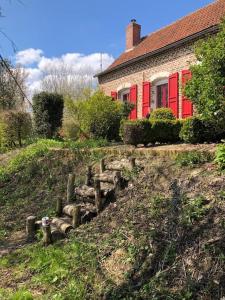 une maison sur une colline en face d'une maison dans l'établissement Gîte moderne à la campagne, à La Couture