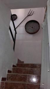 una escalera de caracol con una rueda en la pared en Manxalo en Sant Mateu