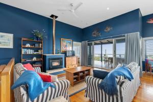 Atpūtas zona naktsmītnē Tru Blu - Enjoy Sweeping 180 Degree Views of Gracetown in this Modern Family Beach House