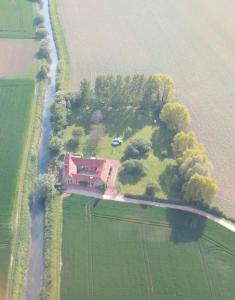 une vue aérienne sur une maison dans un champ dans l'établissement Gîte moderne à la campagne 6p max, à La Couture