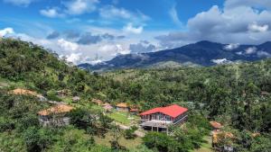 ZACS VALLEY RESORT, Kodaikanal في كوديكانال: اطلالة جوية على منزل على جبل