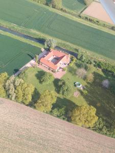 une vue aérienne sur une grande maison dans un champ dans l'établissement Gîte moderne à la campagne 6p max, à La Couture