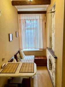 ピャチゴルスクにあるApartment on Anisimova 9のベッドと窓が備わる小さな客室です。