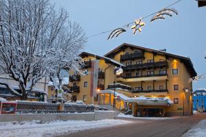 Kış mevsiminde Hotel Zum Hirschen