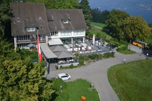 eine Luftansicht eines Gebäudes mit Tischen und Stühlen in der Unterkunft Landgasthof Halbinsel Au in Wädenswil