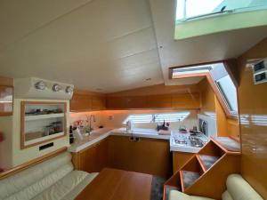 Una pequeña cocina con fregadero y estufa. en Motor Yacht Raffaelli "Bonita", en Trieste