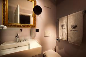 Ett badrum på Home Hotel Arosa