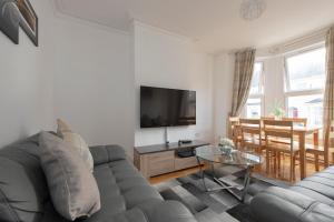 TV a/nebo společenská místnost v ubytování Fortified Home Rochester