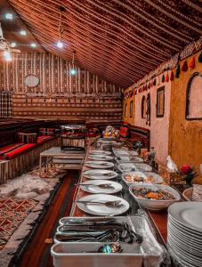 A restaurant or other place to eat at Wadi Rum Starlight Camp
