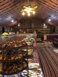 Un restaurant u otro lugar para comer en Wadi Rum Starlight Camp