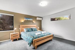 เตียงในห้องที่ Beachside at Margaret River - Spacious Family Beach House in Exclusive Prevelly Location