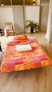 Una cama con una manta de colores en una habitación en "Lodge Domblick" en Limburg an der Lahn