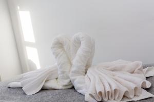 une pile de serviettes blanches assises sur un sol dans l'établissement 3BR Central Patio Home with Parking, à Brighton et Hove 18 autres photos