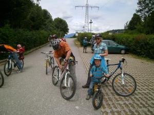 een groep mensen die fietsen op een weg bij Sportbauernhof - Gasthaus Hochalmblick in Eisentratten