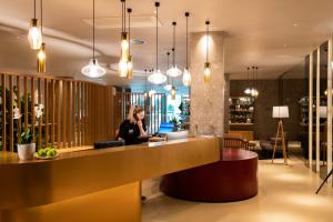 منتجع وسبا راديسون بلو في سبليت: امرأة تجلس في مكتب في الردهة +208 صور