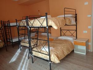a room with two bunk beds in a room at Ostello La Sosta in Contrada Anselmi