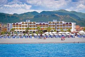 un hotel en una playa con sillas y sombrillas en Hotel Parco Dei Principi en Scalea