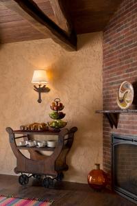 a room with a table with bread and a lamp at Rancho Caymus Inn in Rutherford