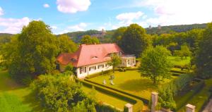- une vue aérienne sur une maison avec une cour dans l'établissement Landhaus Saaleck, à Naumbourg