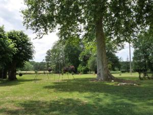 A garden outside Gîte Meusnes, 3 pièces, 4 personnes - FR-1-491-243