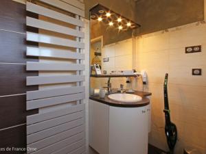ein Bad mit einem Waschbecken und einem Spiegel in der Unterkunft Gîte Sainte-Honorine-la-Guillaume, 2 pièces, 2 personnes - FR-1-497-4 in Sainte-Honorine-la-Guillaume