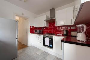 Kuchyň nebo kuchyňský kout v ubytování Fortified Home Rochester + 37 fotografií
