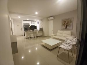 uma sala de estar com um sofá e uma mesa em Edificio Morros Ultra Apto 408 em Cartagena das Índias