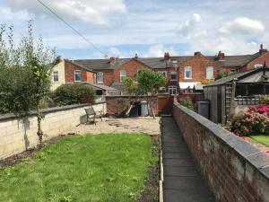 a view of a yard with houses in the background at Townhouse @ 46 Nelson Street Crewe in Crewe