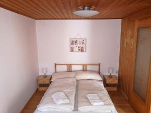 een slaapkamer met een bed met 2 nachtkastjes en sidx sidx sidx sidx sidx bij Haus Senna in Murau