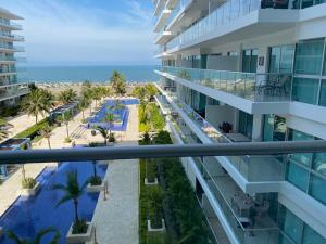 uma vista para a praia a partir da varanda de um edifício em Edificio Morros Ultra Apto 408 em Cartagena das Índias