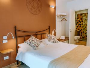 a bedroom with a large white bed with pillows at Ca' del Monica in Manarola