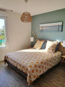 a bedroom with a large bed in a room at Au cœur du Bassin d'Arcachon in Gujan-Mestras